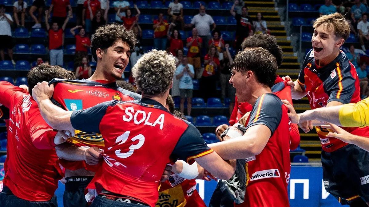 Adrián Sola celebra el pase a 'semis' con sus compañeros