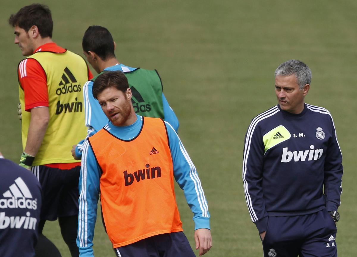 El técnico del Real Madrid, José Mourinho (d), el portero Iker Casillas (i) y los jugadores Xabi Alonso y Di María, durante el entrenamiento