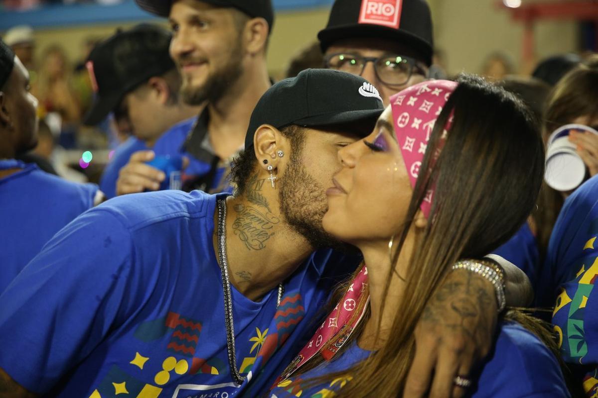 AME2704. RÍO DE JANEIRO (BRASIL), 04/03/2019.- El futbolista brasileño Neymar (i) le da un beso a la cantante brasileña Anitta (d) durante el desfile de la escuela de samba del Grupo Especial Vila Isabel este lunes, durante la celebración del carnaval, en el sambódromo de Marques de Sapucaí, en Río de Janeiro (Brasil). El delantero brasileño Neymar, autorizado por el PSG francés a proseguir en Brasil el proceso de recuperación de la grave lesión que sufrió en febrero y que el viernes ya había pasado por las fiestas de la ciudad de Salvador, continuó disfrutando el carnaval este lunes, pero en Río de Janeiro. EFE/Marcelo Sayao. AME2704. RÍO DE JANEIRO (BRASIL), 04/03/2019.- El futbolista brasileño Neymar (i) le da un beso a la cantante brasileña Anitta (d) durante el desfile de la escuela de samba del Grupo Especial Vila Isabel este lunes, durante la celebración del carnaval, en el sambódromo de Marques de Sapucaí, en Río de Janeiro (Brasil). El delantero brasileño Neymar, autorizado por el PSG francés a proseguir en Brasil el proceso de recuperación de la grave lesión que sufrió en febrero y que el viernes ya había pasado por las fiestas de la ciudad de Salvador, continuó disfrutando el carnaval este lunes, pero en Río de Janeiro. EFE/Marcelo Sayao.