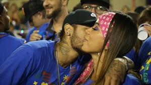 AME2704. RÍO DE JANEIRO (BRASIL), 04/03/2019.- El futbolista brasileño Neymar (i) le da un beso a la cantante brasileña Anitta (d) durante el desfile de la escuela de samba del Grupo Especial Vila Isabel este lunes, durante la celebración del carnaval, en el sambódromo de Marques de Sapucaí, en Río de Janeiro (Brasil). El delantero brasileño Neymar, autorizado por el PSG francés a proseguir en Brasil el proceso de recuperación de la grave lesión que sufrió en febrero y que el viernes ya había pasado por las fiestas de la ciudad de Salvador, continuó disfrutando el carnaval este lunes, pero en Río de Janeiro. EFE/Marcelo Sayao.