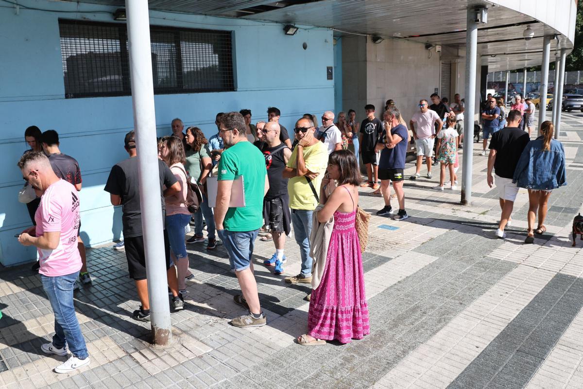 INICIO DE LA CAMPAÑA DE ABONADOS DEL REAL CLUB CELTA DE VIGO PARA LA TEMPORADA 2023 2024. COLAS DE AFICIONADOS DELANTE DE LAS TAQUILLAS DEL ESTADIO DE BALAIDOS