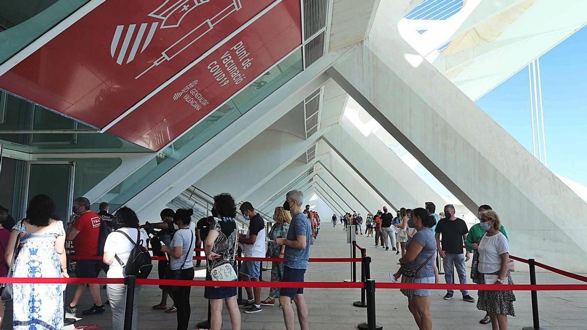 Filas y esperas en el vacunódromo del Museo de les Ciències, esta semana.  | JM LÓPEZ