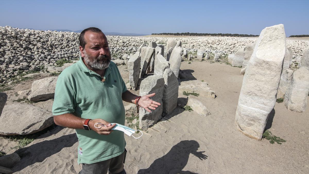 Ángel Villa explica el trabajo que han estado realizando en el dolmen de Guadalperal.