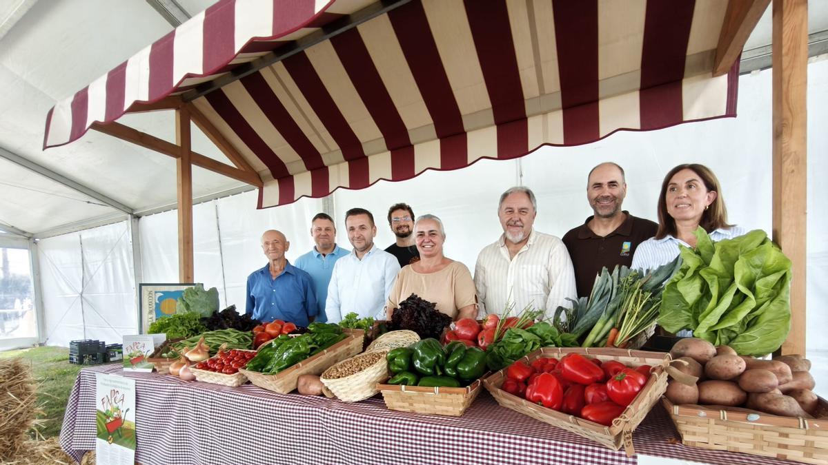 Por la izquierda, el productor Santiago Pérez; el técnico municipal Marcos García; el concejal de Medio Rural, David del Pozo; el técnico de COPAE Ulises Tuero; la alcaldesa, Eva María Pérez; el presidente del COPAE, Javier Fernández; el técnico de COPAE Carlos Nuño, y la técnica municipal Carmen Bernaldo de Quirós, durante la presentación.