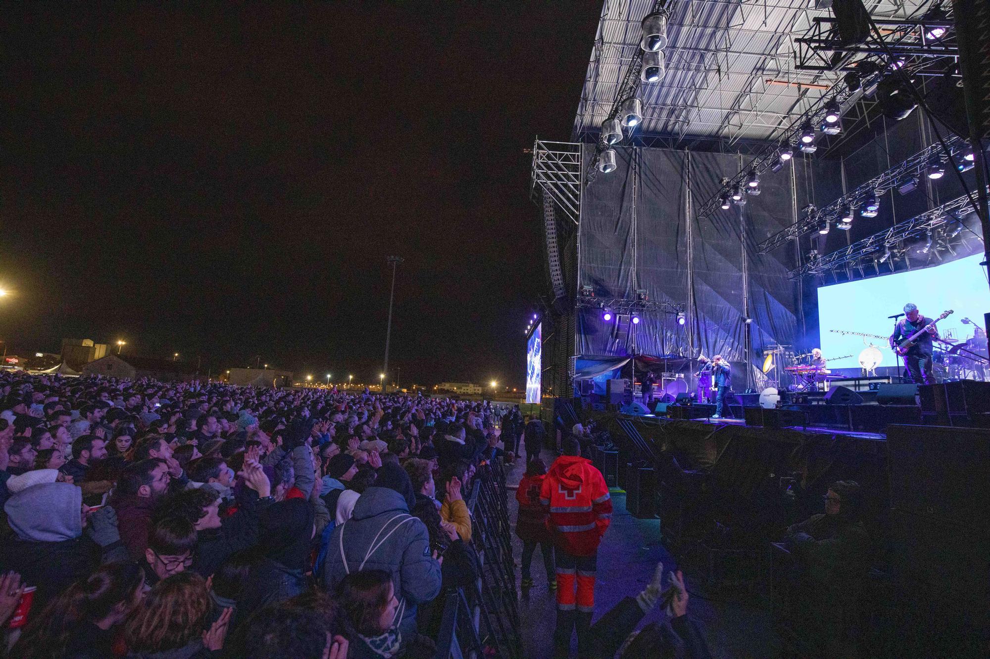 Miles de personas desafían al frío para ver el concierto de Antònia Font en Palma