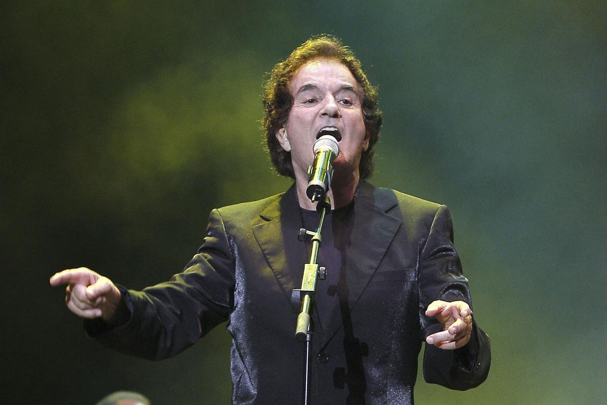 MADRID, 26/08/2025.- Fotografía de archivo, tomada el 05/07/2011, de Manuel de la Calva, miembro del Dúo Dinámico, uno de los grupos más famosos del pop español de mediados del siglo pasado, que ha fallecido este martes a los 88 años de edad en Madrid. EFE/ARCHIVO/Kote Rodrigo. sust txto y foto, y biografía