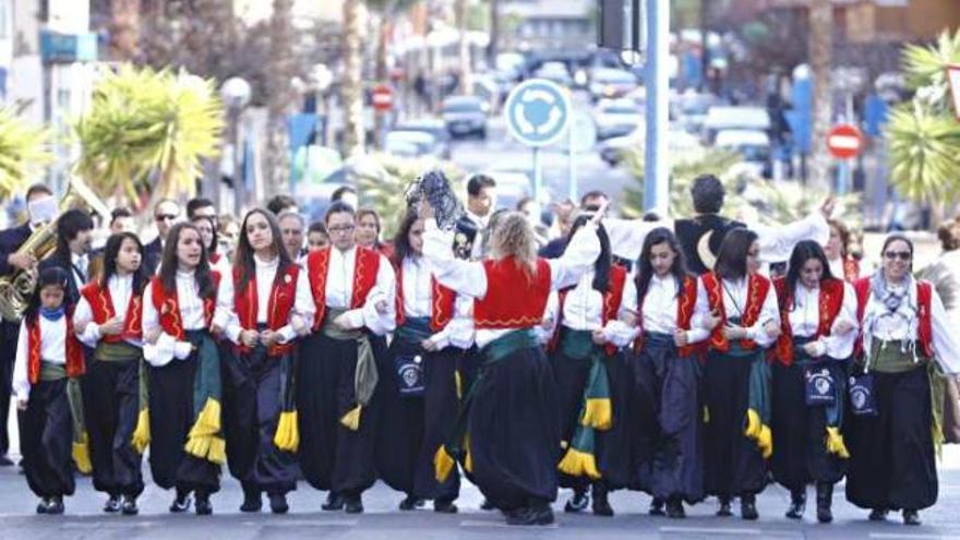 Desfile del Mig Any de los Moros y Cristianos del barrio de Altozano, celebrado ayer.