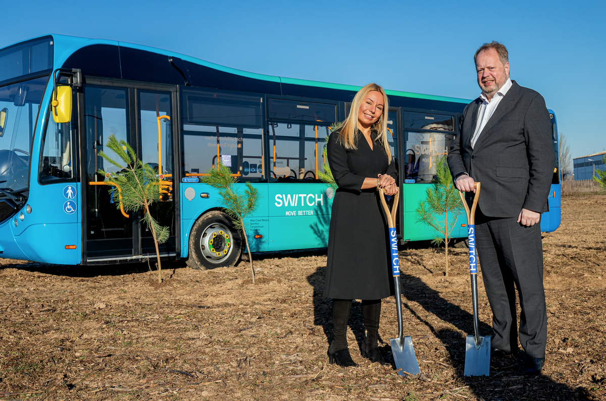 Andy Palmer y Eva Driessen tras plantar los árboles en Valladolid.