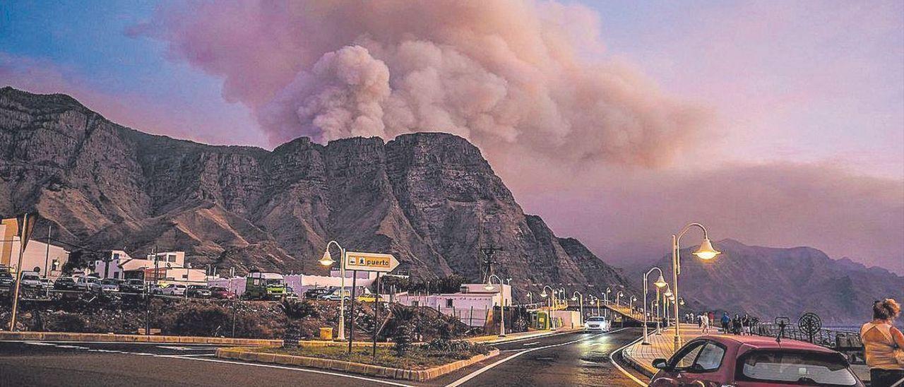 El fuego forestal se acerca a las casas.