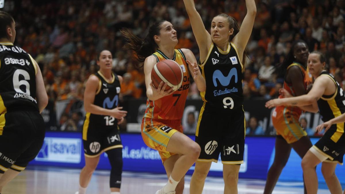 Ángela Salvadores, penetrando a canasta frente a Laura Méndez