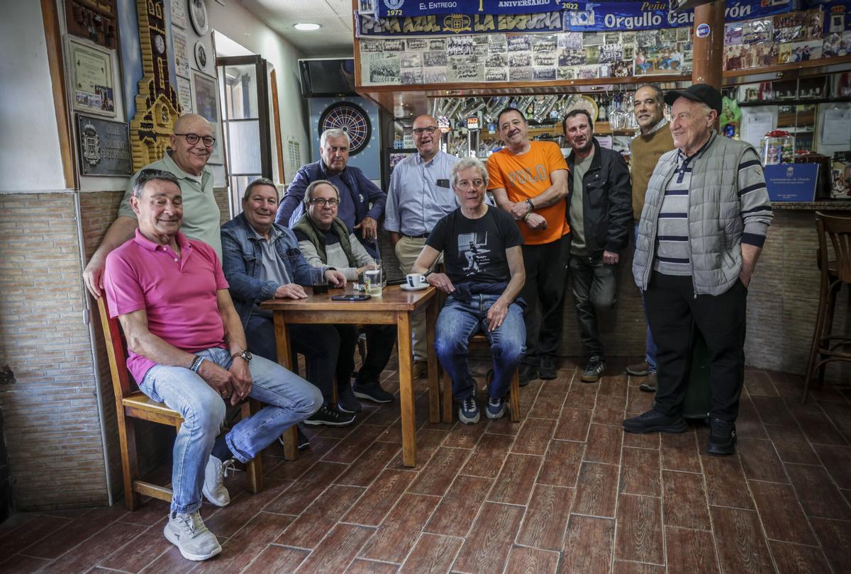 La alineación de la tertulia del Guillén. Por la izquierda y sentados: José Luis Luengo, José Manuel Rodríguez, Luis Daniel Suárez y Tomás Castro. Por la izquierda y de pie: Cholo Sousa, Avelino Cadavieco, Justino Díaz, Roli Fernández, Juan Pérez, Juan Carlos Freijo y J osé María Feito.