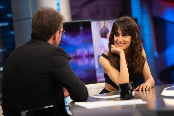 Hiba Abouk durante su visita a El Hormiguero hablando con Pablo Motos