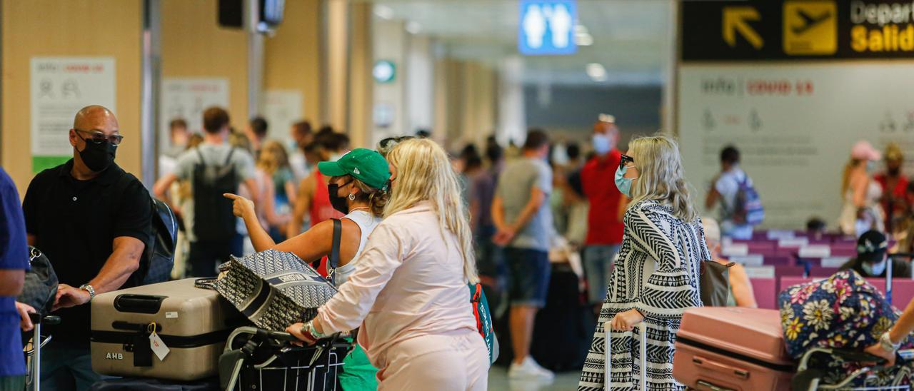 Turistas en la terminal de Ibiza, este verano. Toni Escobar