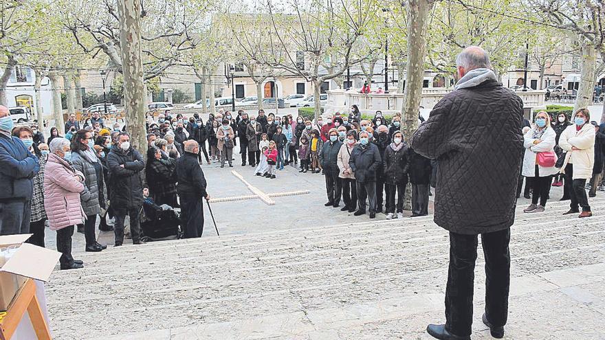 Plegaria por la paz en el este de Europa en la plaza de la iglesia de Binissalem