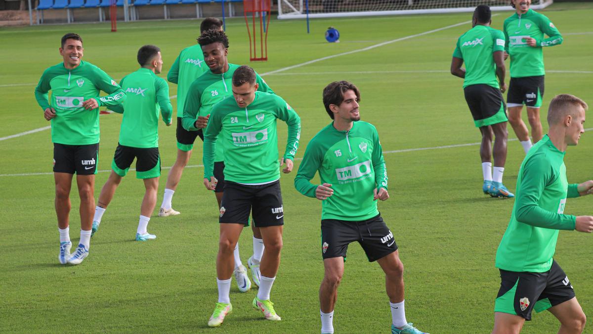 Los jugadores del Elche, durante un entrenamiento