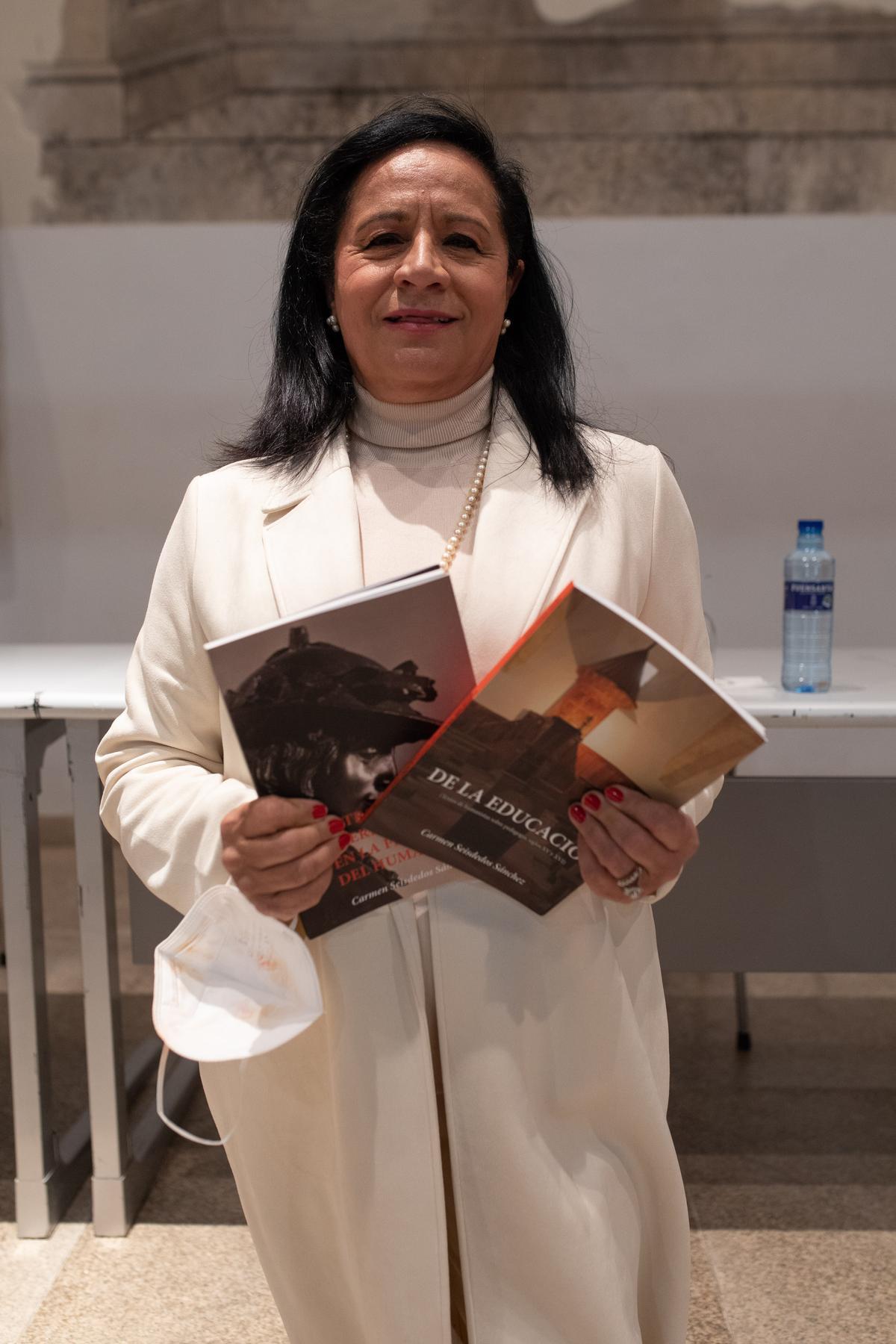 Carmen Seisdedos, con sus dos libros de filosofía.