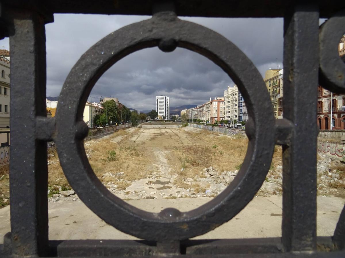 MLG 27-10-2025.-Vista del Pasillo de Santo Domingo y del cauce del Río Guadalmedina