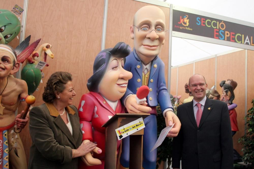 Rita Barberá posa junto a un ninot con su figura en la inauguración de una exposición de ninots en junio de 2006.