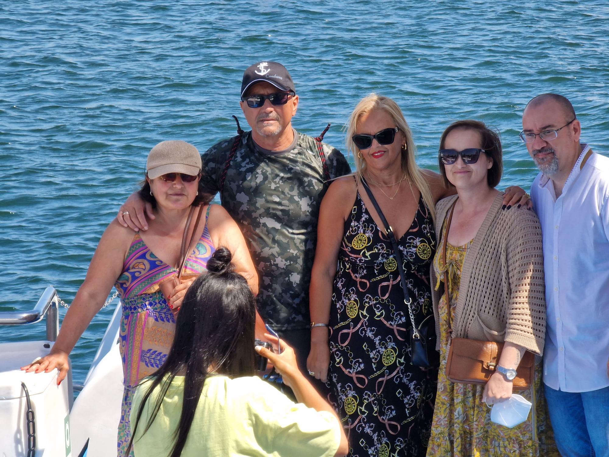 Turistas en los catamaranes de O Grove.