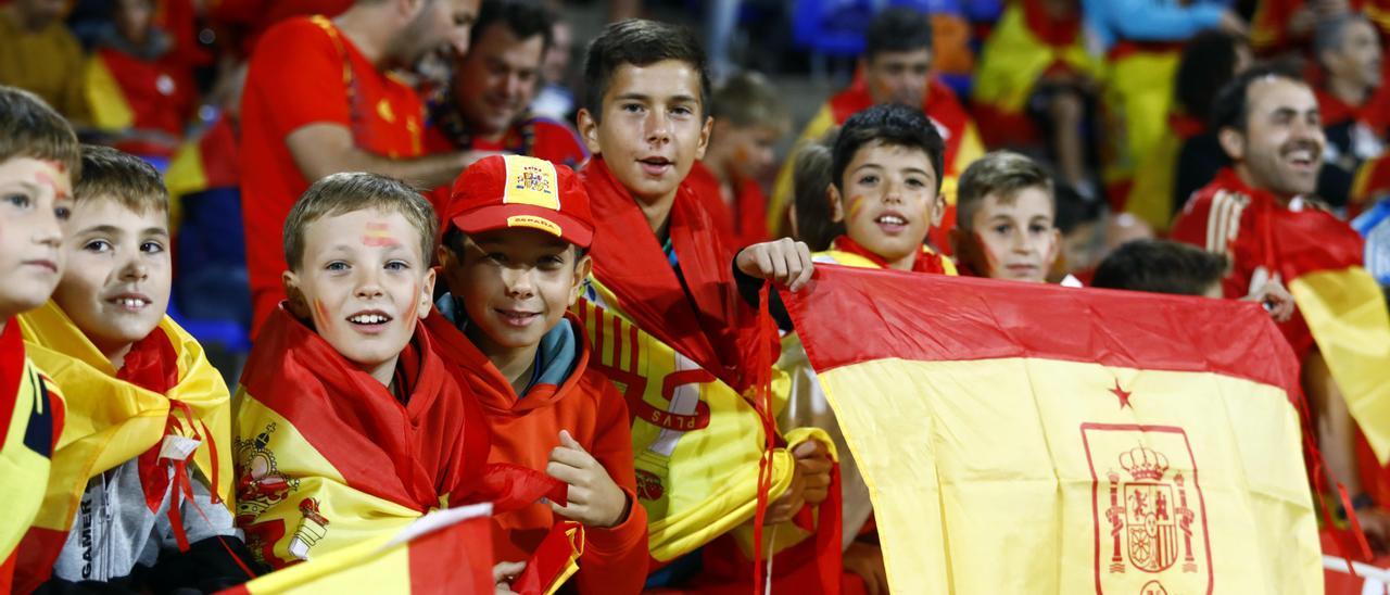 Un grupo de niños animan a la selección el sábado en La Romareda.