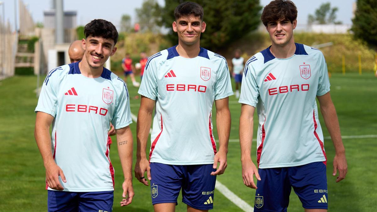 Gerard Martín, junto a los valencianistas Diego López y Javi Guerra