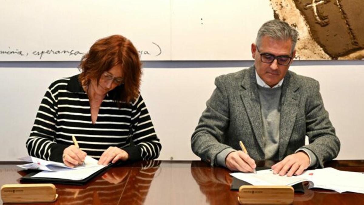 La primera teniente de alcaldía del Ayuntamiento de Barcelona, Laia Bonet, y Pau Pérez de Acha, director de Vivienda Social y Asequible y Relaciones Institucionales de Sareb.