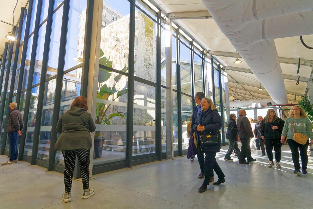 El mercado provisional, luminoso y con 42 paradas, aprueba 'con nota'