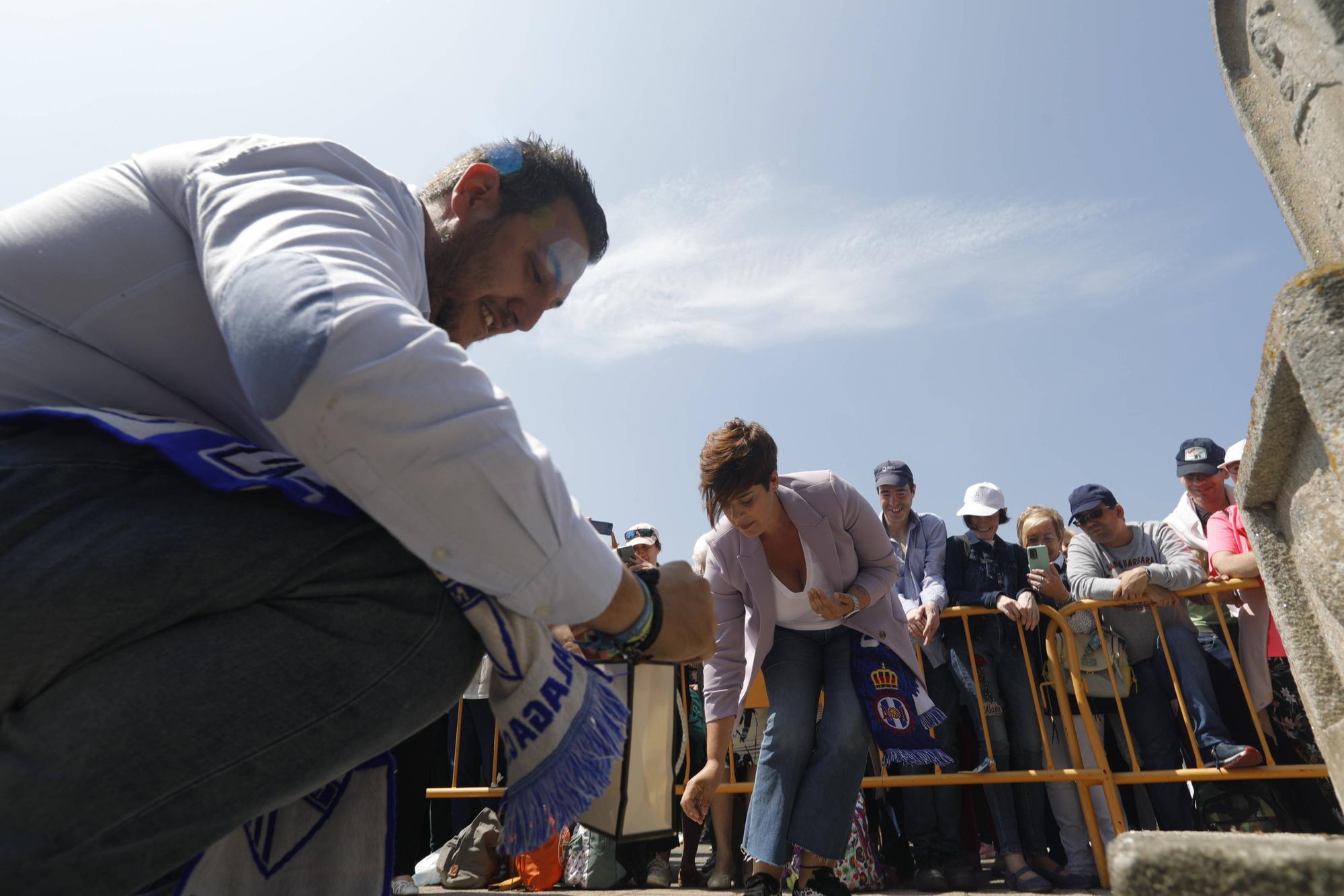 En imágenes: Tradicional rito del beso en la ermita de La Luz de Avilés