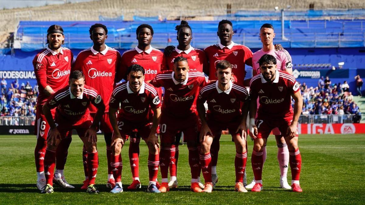 Los jugadores del Sevilla posan antes del partido contra el Getafe en el Coliseum