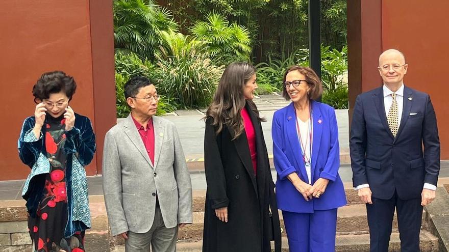Letizia homenajea a Machado entre bambúes en el corazón cultural de Sichuan