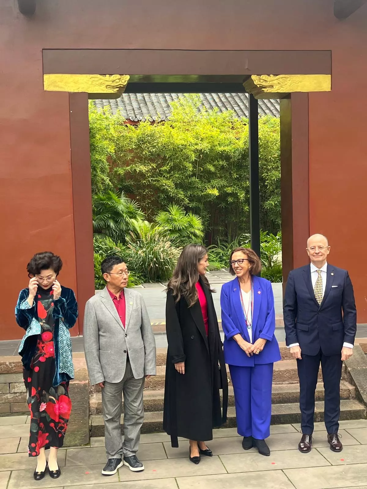 Letizia homenajea a Machado entre bambúes en el corazón cultural de Sichuan
