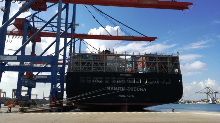 El «Hanjin Buddha», en la terminal de contenedores de Noatum del Puerto de Valencia