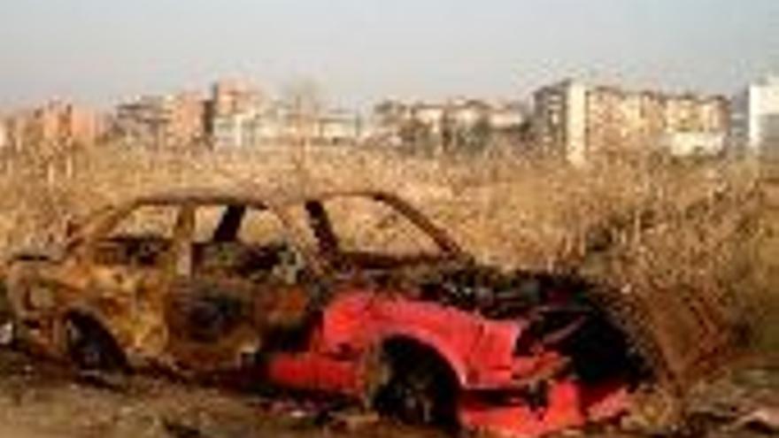 LA ORILLA DEL RIO POR ENCIMA DEL PUENTE REAL ES UN ESTERCOLERO