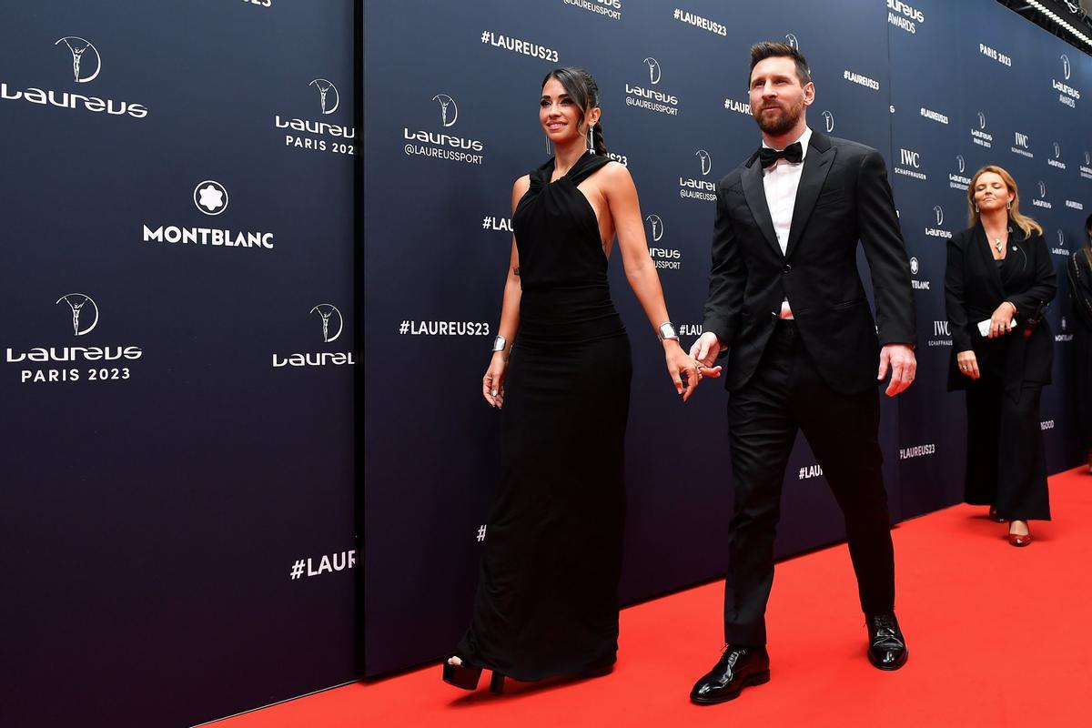 Messi, en la alfombra de los Laureus junto a su mujer