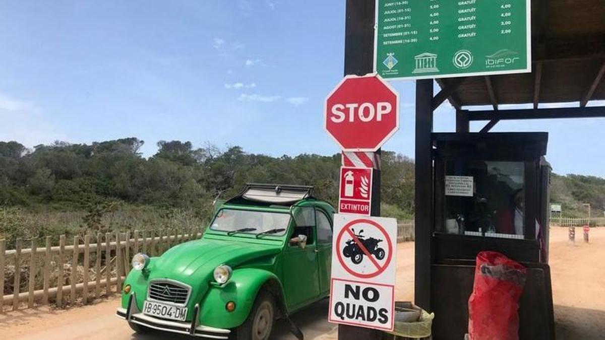 Imagen de archivo del control de entrada a la playa de ses Illetes en el Parque Natural de ses Salines