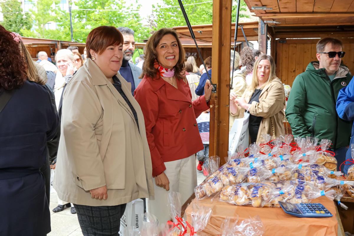 La conselleira de Medio Ambiente e Cambio Climático, Ángeles Vázquez, en su visita a los stands de la Festa do Melindre.