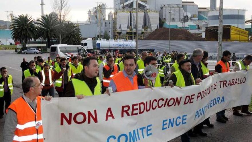 Concentración de trabajadores de Ence contra el ERE. // Rafa Vázquez
