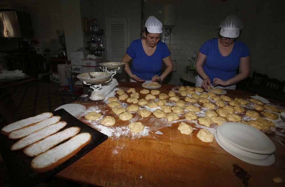 Forn de Manuela. Primer premio de monas y segundo de torta de pasas y nueces.