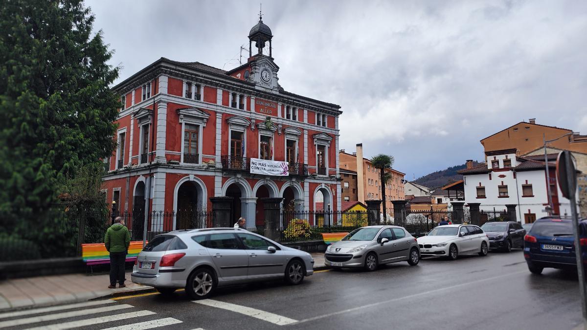 El Ayuntamiento de Aller, en Cabañaquinta. | A. Velasco
