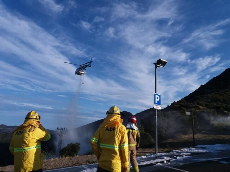 Cremen dos cotxes a Sant Pere de Rodes