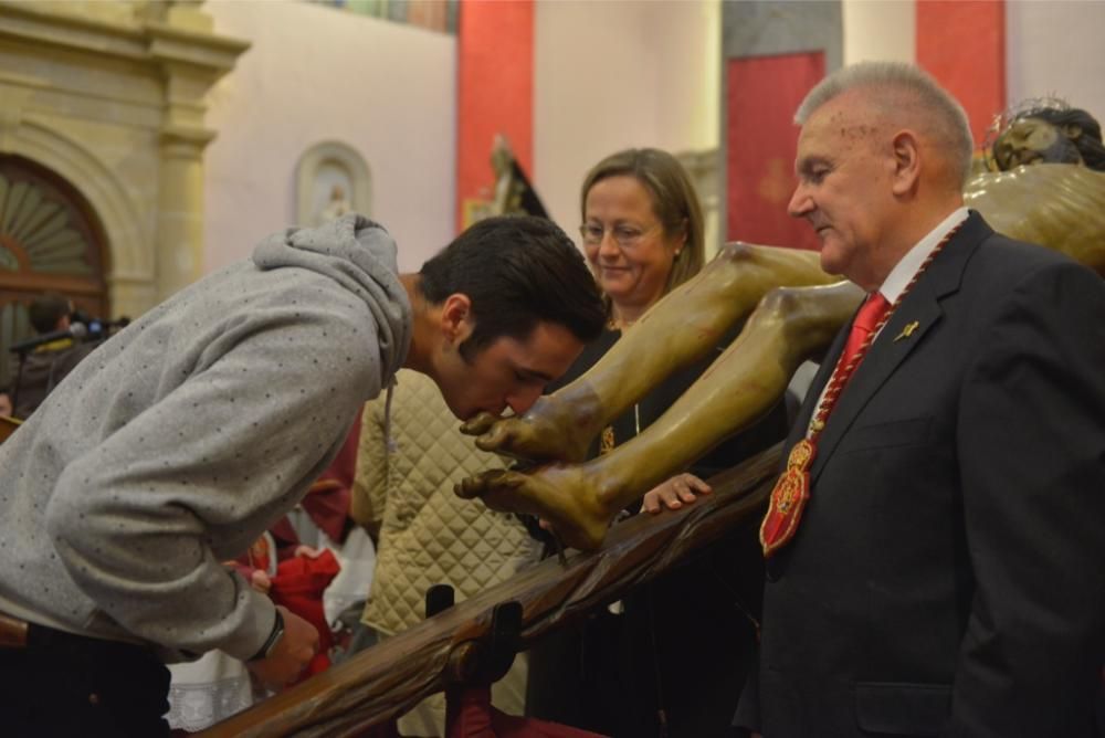 La lluvia no puede con el Besapié del Perdón