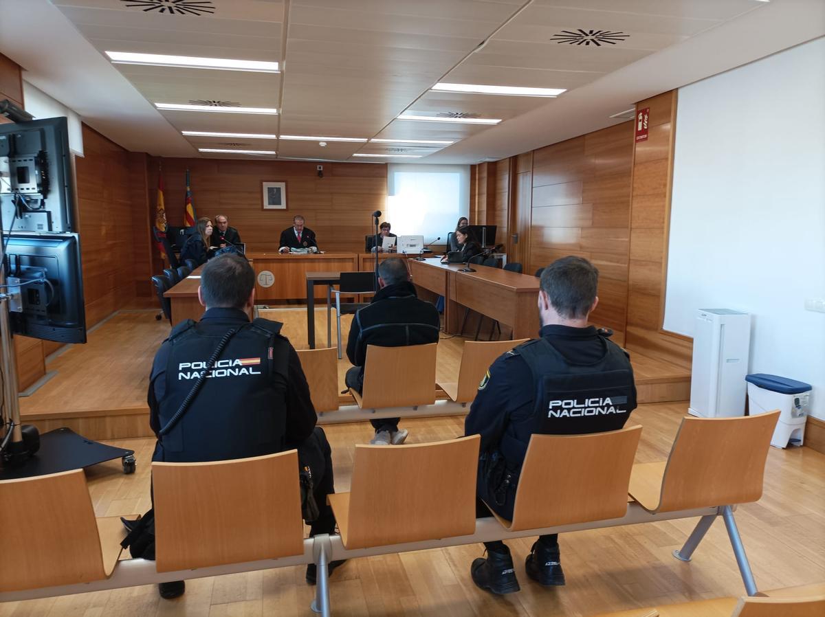 El condenado, en el juzgado de Castelló, durante el acto de lectura del acuerdo de conformidad.