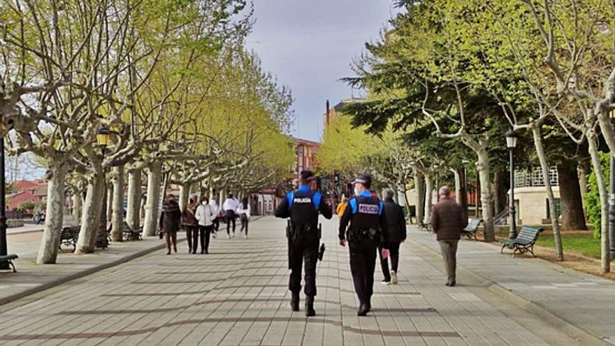 Dos policías, de vigilancia durante el día de la patrona. | E. P.