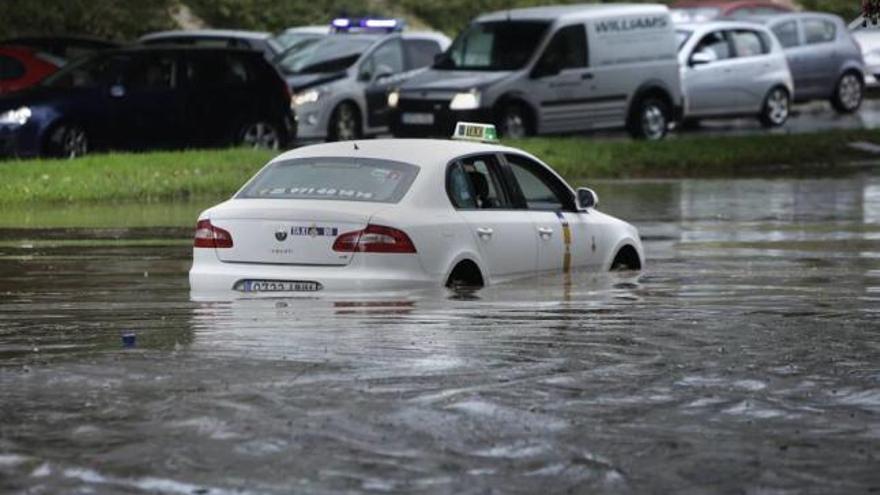 Un taxi, atrapado en la inundación del viernes.