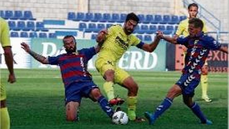 Una acció del duel entre el Vila-real i el Llagostera.