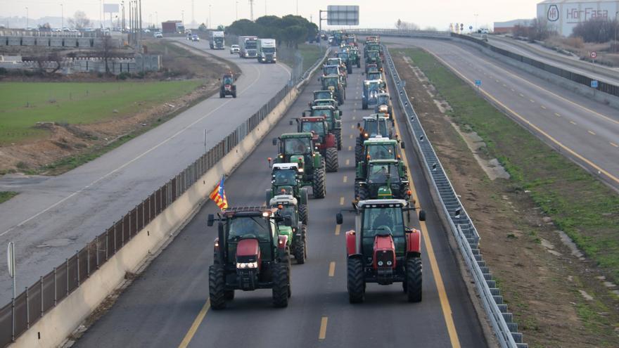 La tractorada dels pagesos aquest matí per l'A-2, camí del punt on han fet el tall