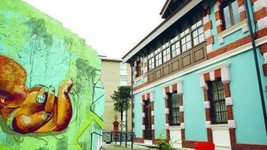 El grafito «Útero urbano», de Laura Lara Sánchez y Paula López, en la parte trasera del Centro del Foco.
