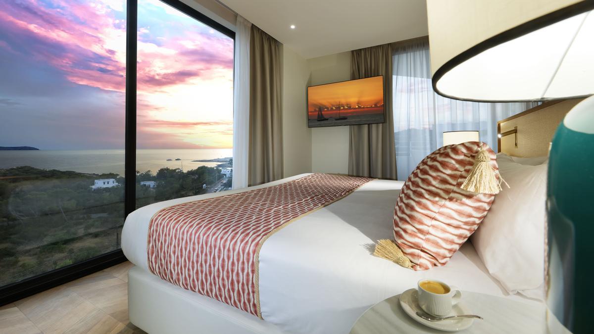Este Hotel De Ibiza Está Situado En Cala Gració, Y Cuenta Con Unas Vistas Espectaculares.