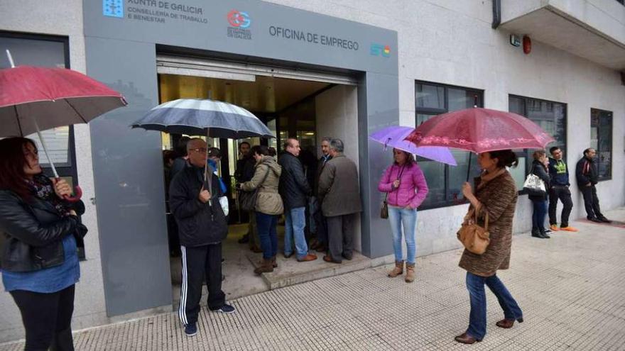 Personas a la puerta de la Oficina de Empleo en Pontevedra. // Gustavo Santos