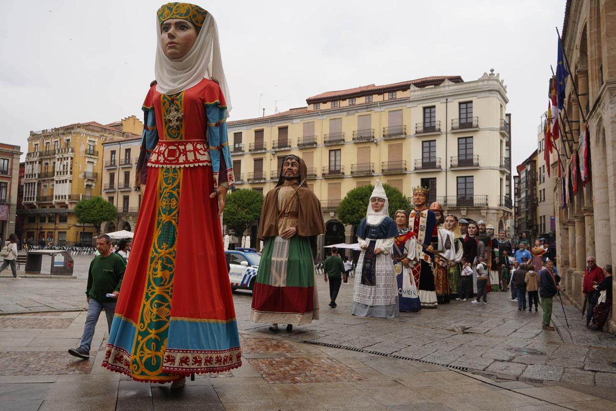 Encuentro de gigantes y cabezudos Encuentro de gigantes y cabezudos
